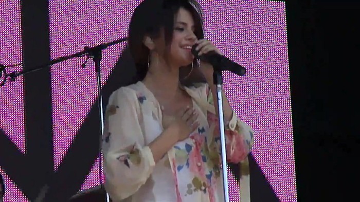 Live like there's no tomorrow - Selena Gomez Soundcheck in Argentina HD 450