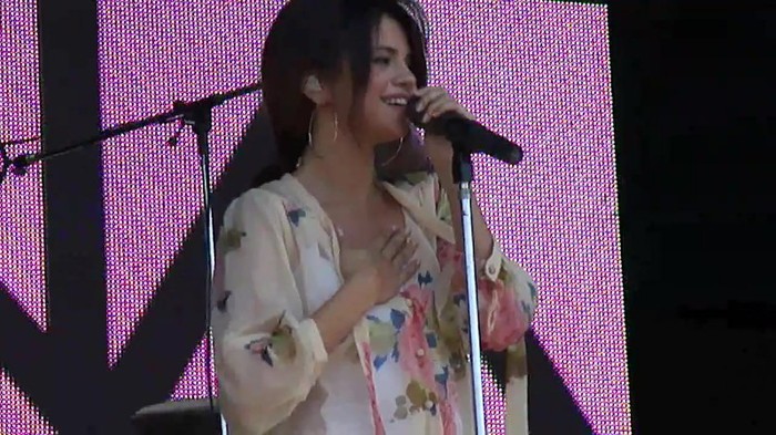 Live like there's no tomorrow - Selena Gomez Soundcheck in Argentina HD 454 - Live like there-s no tomorrow - Selena Gomez Soundcheck in Argentina
