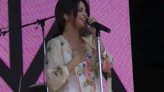 Live like there's no tomorrow - Selena Gomez Soundcheck in Argentina HD 455 - Live like there-s no tomorrow - Selena Gomez Soundcheck in Argentina