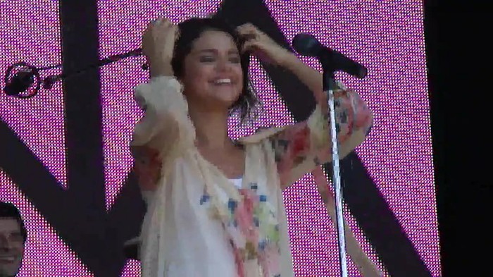 Live like there's no tomorrow - Selena Gomez Soundcheck in Argentina HD 498 - Live like there-s no tomorrow - Selena Gomez Soundcheck in Argentina