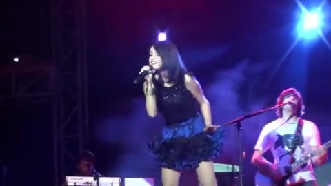 Off The Chain - Selena Gomez - LIVE AT LA COUNTY FAIR! 9-18-10 [HD] 140