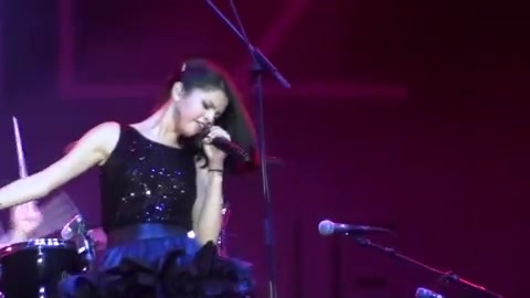 Off The Chain - Selena Gomez - LIVE AT LA COUNTY FAIR! 9-18-10 [HD] 474