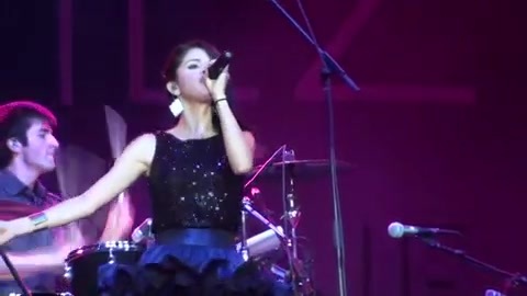 Off The Chain - Selena Gomez - LIVE AT LA COUNTY FAIR! 9-18-10 [HD] 480