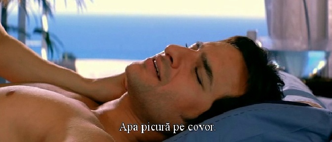 Amby: Apa picura pe covor.