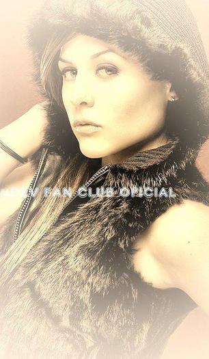 293378_265776276795433_151652008207861_800325_692513272_n - Zuria Vega