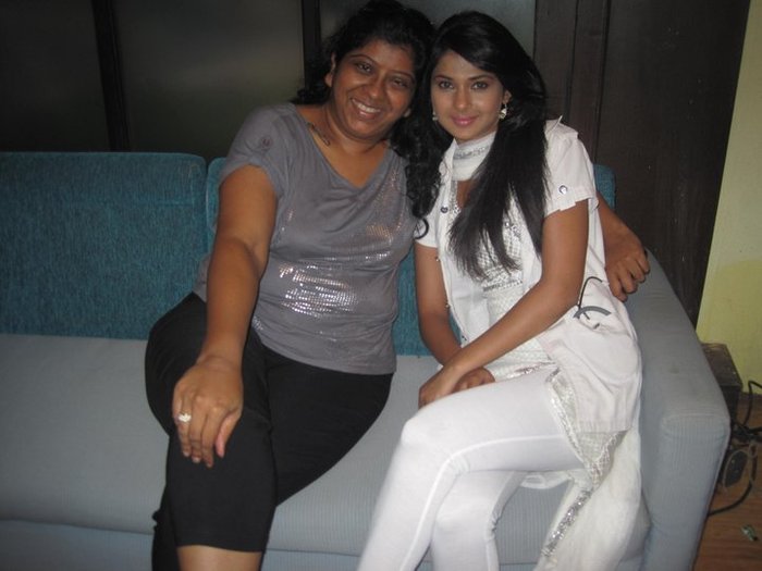 218129_138250166246971_131563576915630_228110_7739667_n - Jennifer Winget Personal Pic 2012