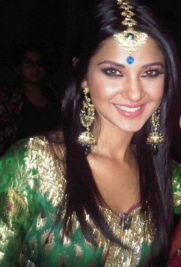 427327_267413679997285_131563576915630_622020_750469853_n - Jennifer Winget Personal Pic 2012