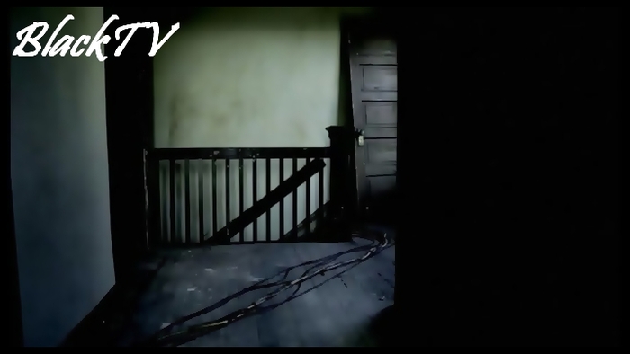 Intra in ea si se aseza pe scari...