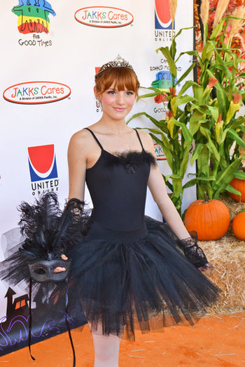 Bella Thorne; Sunt balerina neagra :))
