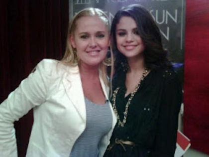 normal_2012-02-09_012Feb - 2012 Selena With Fans 02