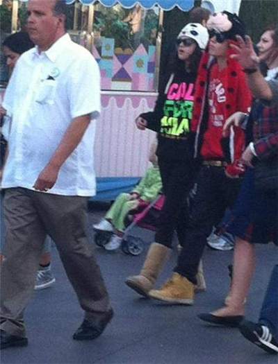 justinbieberandselenagomezdisneyland_thumb_450x590 - 02 14 - Out in Disneyland