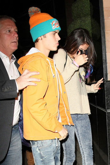 Justin+Bieber+girlfriend+Selena+Gomez+seen+r4uPR_qJ8_pl - 13 02 - Justin Bieber and Selena Gomez Out in NYC