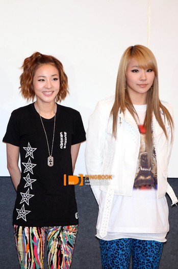 sandara-2ne1-yamaha-fiore-presenter-52 - 2ne1 korea 1