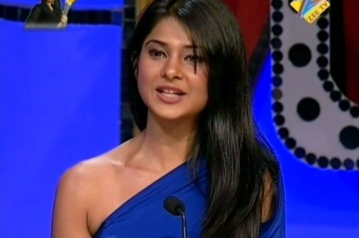 226321_206568996049915_100000904488139_577882_7239260_n - Jennifer Winget 2