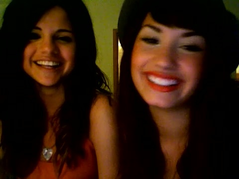 demi lovato and selena gomez with SPECIAL GUEST!!! 533