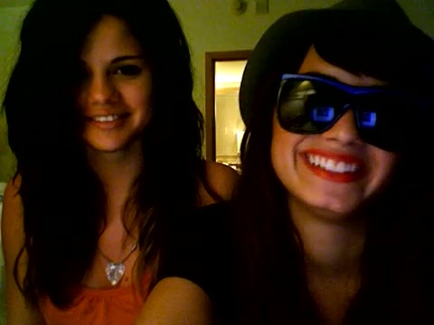 demi lovato and selena gomez with SPECIAL GUEST!!! 179