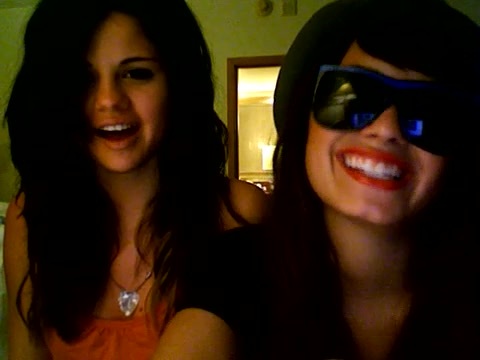 demi lovato and selena gomez with SPECIAL GUEST!!! 186