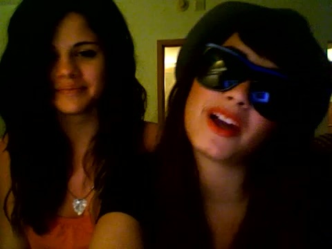demi lovato and selena gomez with SPECIAL GUEST!!! 191