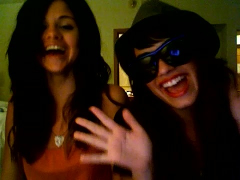 demi lovato and selena gomez with SPECIAL GUEST!!! 204