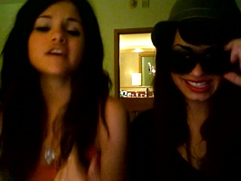 demi lovato and selena gomez with SPECIAL GUEST!!! 228
