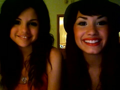 demi lovato and selena gomez with SPECIAL GUEST!!! 266