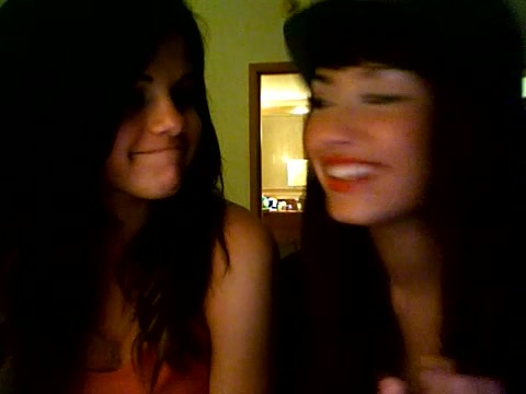 demi lovato and selena gomez with SPECIAL GUEST!!! 286