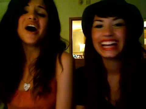 demi lovato and selena gomez with SPECIAL GUEST!!! 322