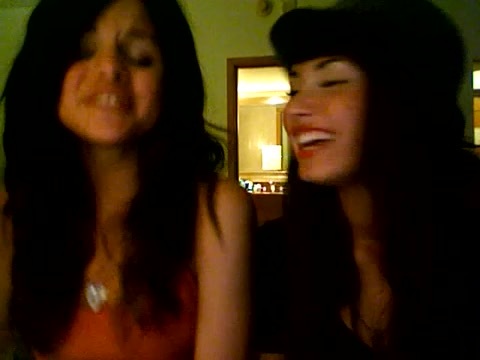 demi lovato and selena gomez with SPECIAL GUEST!!! 326
