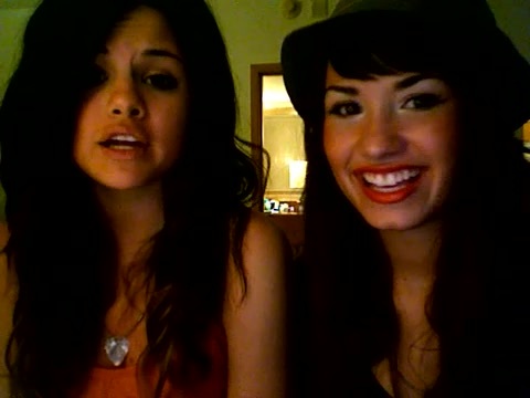 demi lovato and selena gomez with SPECIAL GUEST!!! 358