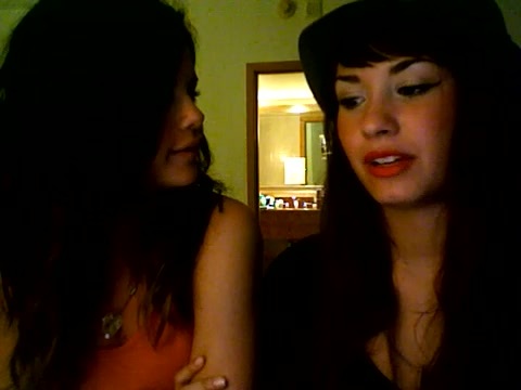 demi lovato and selena gomez with SPECIAL GUEST!!! 407
