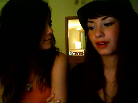 demi lovato and selena gomez with SPECIAL GUEST!!! 413