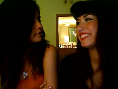 demi lovato and selena gomez with SPECIAL GUEST!!! 436