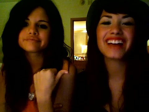 demi lovato and selena gomez with SPECIAL GUEST!!! 447