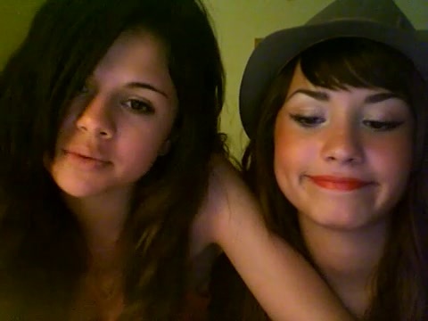 demi lovato and selena gomez with SPECIAL GUEST!!! 1418