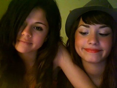 demi lovato and selena gomez with SPECIAL GUEST!!! 1421