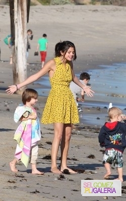 002%7E136 - 17 02 2012 - Selena and Justin on the beach in Malibu California