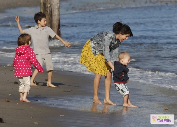 005%7E109 - 17 02 2012 - Selena and Justin on the beach in Malibu California