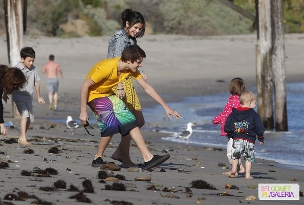 006%7E103 - 17 02 2012 - Selena and Justin on the beach in Malibu California