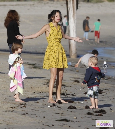 007%7E91 - 17 02 2012 - Selena and Justin on the beach in Malibu California