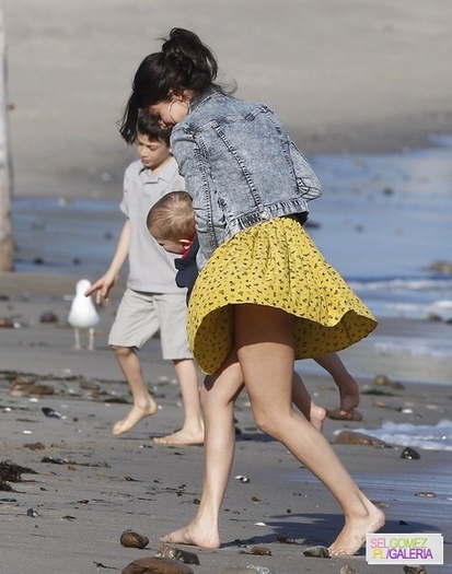 009%7E85 - 17 02 2012 - Selena and Justin on the beach in Malibu California