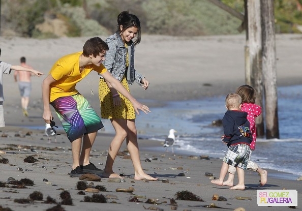012%7E76 - 17 02 2012 - Selena and Justin on the beach in Malibu California