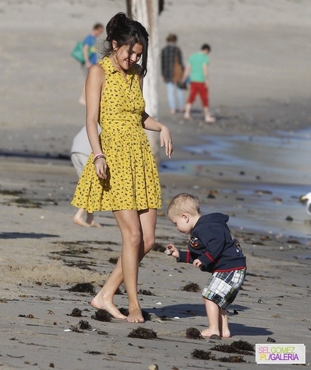 013%7E74 - 17 02 2012 - Selena and Justin on the beach in Malibu California