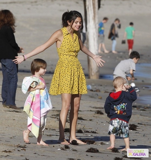 014%7E64 - 17 02 2012 - Selena and Justin on the beach in Malibu California