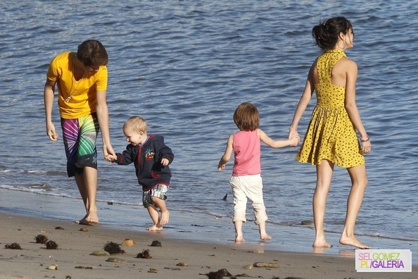 015%7E60 - 17 02 2012 - Selena and Justin on the beach in Malibu California