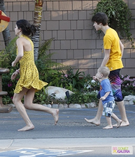 016%7E60 - 17 02 2012 - Selena and Justin on the beach in Malibu California