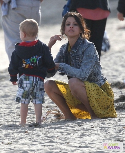 019%7E56 - 17 02 2012 - Selena and Justin on the beach in Malibu California