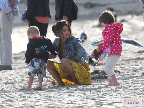 020%7E51 - 17 02 2012 - Selena and Justin on the beach in Malibu California