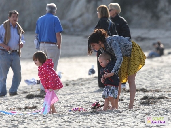 022%7E51 - 17 02 2012 - Selena and Justin on the beach in Malibu California