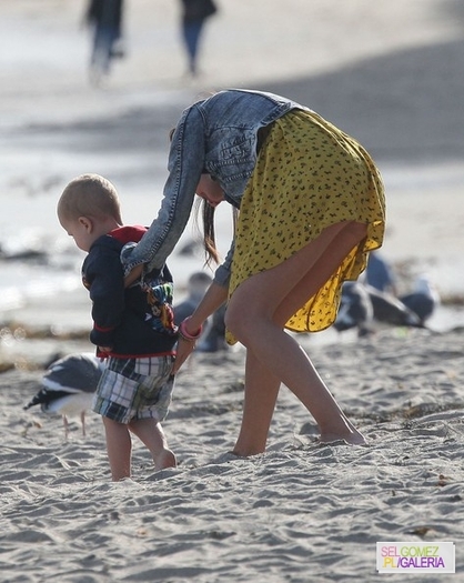 023%7E47 - 17 02 2012 - Selena and Justin on the beach in Malibu California