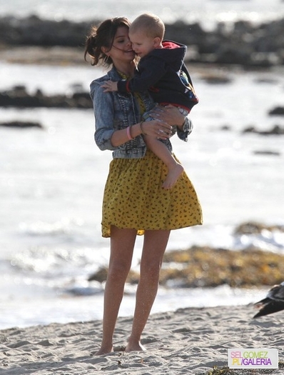 024%7E47 - 17 02 2012 - Selena and Justin on the beach in Malibu California
